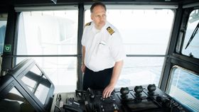 Kaptein Gus Andersson på babord bruving.