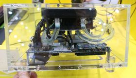 Her ser vi EN980s innmat med radiator, vifte, slanger og kjøleblokker til CPU og GPU.