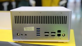 Datamaskinen er utstyrt med to LAN-porter og fire skjermutganger; 2 HDMI 2.0 og 2 DisplayPort 1.2. Vi legger også merke til at det er to innganger for strøm.