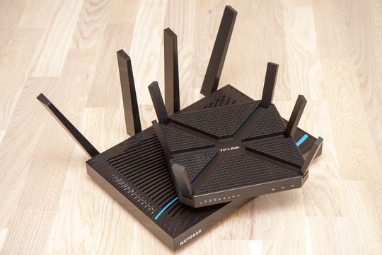 TP-Link Archer C3200 er forholdsvis liten og kompakt sammenlignet med enkelte av de råeste AC5300-ruterne. Netgear Nighthawk X8 nederst.