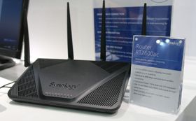 Synology RT2600ac, inkludert fin plakett med litt informasjon på.