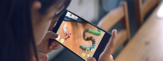 Tango-telefonen kan brukes til å spre rundt deg med virtuelle objekter.