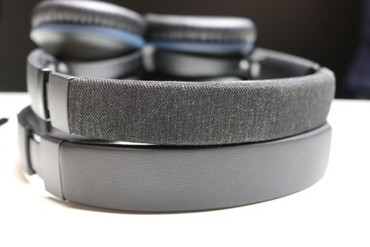 Oversiden av bøylen på QC35 er nå i skinn. Over ser vi dagens QC25.