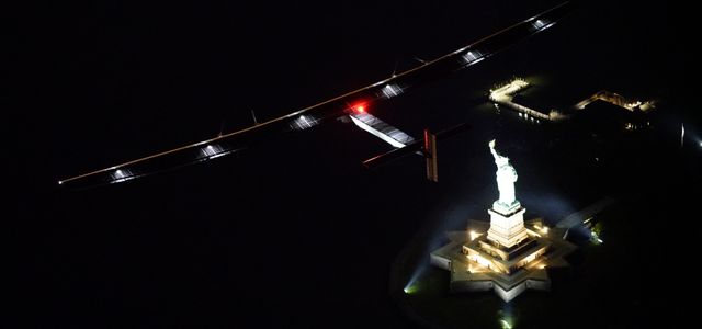 Solcelleflyet passerer frihetsgudinnen og lander i New York