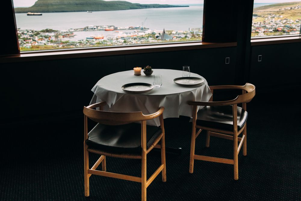 Restauranten ligger på Hotel Foroyar med utsikt over Thorshavn.