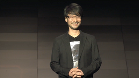 En strålende fornøyd Kojima tar i mot applaus fra Sonys E3-scene.