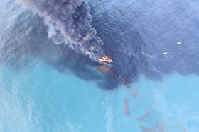 Det er utfordrende å tenne på den tykke oljen når den ligger på sjøen. Det må mye varme til for å omdanne oljen til brennbar gass (oljedamp). .