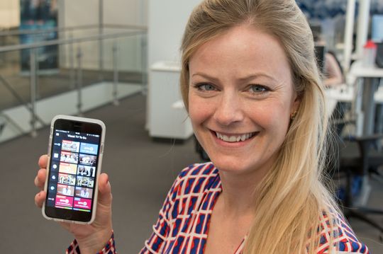 Karin Bonde viser frem den nyoppussede Viasat-appen for mobil og nettbrett.