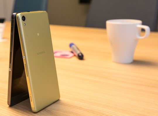 Sony Xperia XA er en telefon som tar seg veldig pent ut i de fleste sammenhenger. Den kommer både i svart og mer lekne farger, som den limegrønne vi har med her. Hadde det enda vært så vel med ytelsen.
