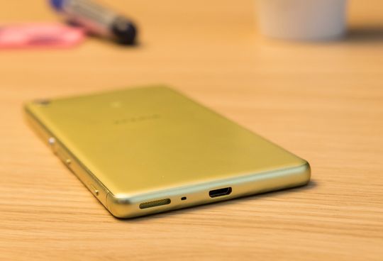 Sony holder stadig på micro-USB-porten i bunnen av telefonen. Stadig flere skifter til nye USB type-C, som ikke kan settes inn feil vei.