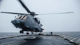 Et CH-148 Cyclone lander på HMCS Halifax i februar i forbindelse med «Ship Helicopter Operating Limits», SHOL-trening.
