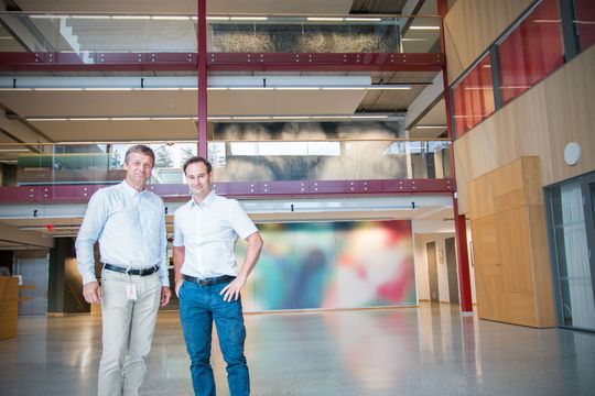 Lager alt selv: På veggen i lobbyen henger kunst, vevet på Tronrud Engineerings egne vevemaskiner, og sofaer trukket med stoff fra de samme maskinene og rammer fra verkstedet. Ikke rart Rune Nordby fra Tronrud Engineering og Tormod Eriksen fra Bosch Rexroth er fornøyde med samarbeidet.