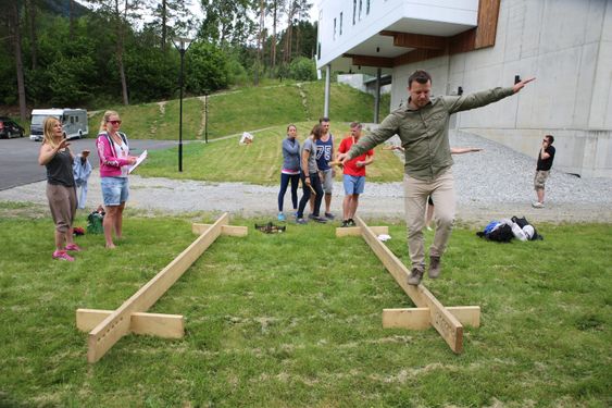 Balansekunst: Johannes Wergeland i Decca går på planken under teambuilding i Voss. Til daglig er han midt i en snuoperasjon i selskapet for å redde inntektene som har falt bort som følge av oljekrisen.