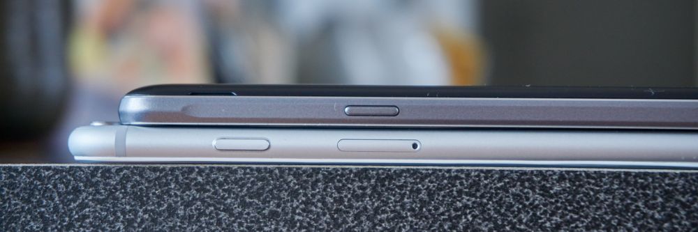 Galaxy J5 (øverst) har en tykkelse på 8,1 millimeter, mens iPhone 6 (nederst) er knappe 6,9 millimeter. Forskjellen er ikke merkbar, men ikke veldig stor.