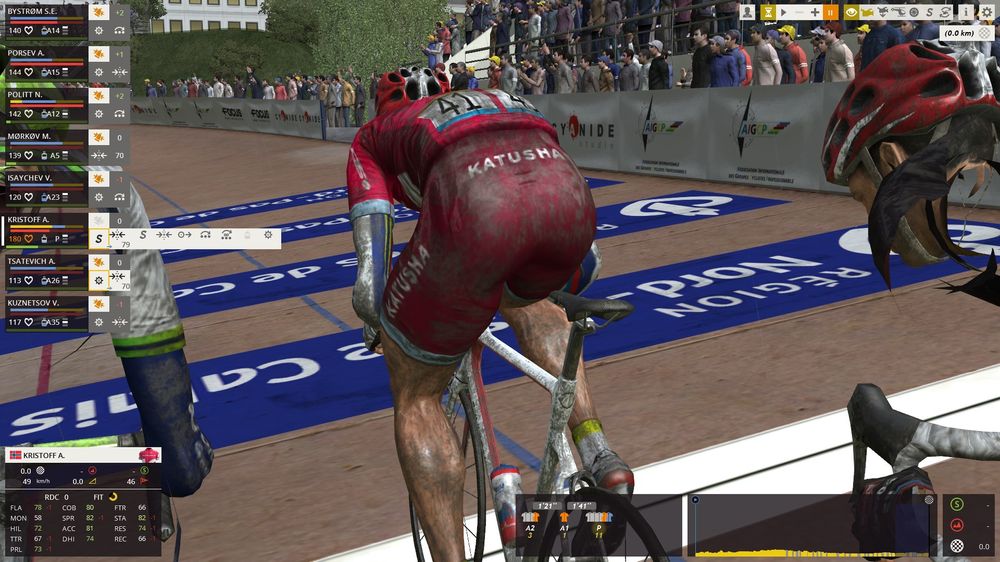 Ikke alle kameravinkler er like nyttige. Her ser du den skitne sykkelshortsen til Alexander Kristoff i det han krysser mållinjen som vinner i Paris-Roubaix. (Skjermbilde: Marius Kjørmo/Gamer.no).