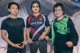 Hajime «Tokido» Taniguchi (til venstre) og Keita «FUUDO» Ai (til høyre) måtte se seg slått av nordmannen under Dreamhack Summer 2016.
