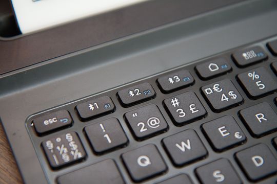 Du veksler mellom tre tilkoblede enheter med Bluetooth-knappene merket 1, 2 og 3.