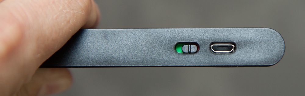 Ladekontakten er en vanlig Micro-USB-kontakt.