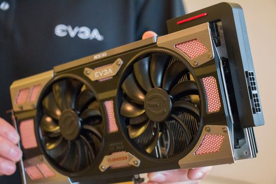 Markedssjef Jan Jonas viser frem EVGAs Power Link. Her sammen med selskapets GTX 1080 Classified.