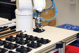 KA Raufoss har fått hjelp av Sintef Manufacturing til å skreddersy automatisert fabrikasjon og montasje. Manifolder flyttet fra matebånd til en mellomstasjon der de blir stilt på skrå. Roboten kan dermed gripe dem uten å blokkere hullene for bremserørskoblingene.