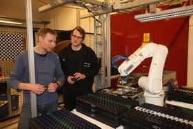 Sebastian Dransfeld og Ådne Solhaug Linnerud ved Sintef Raufoss Manufacturing med prøver fra robotisert produksjon for KA.
