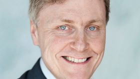 Bjørn Taale Sandberg mener måten de norske mobilabonnementene er konstruert på har betydning for hvordan de yngre brukerne forholder seg til omverdenen.