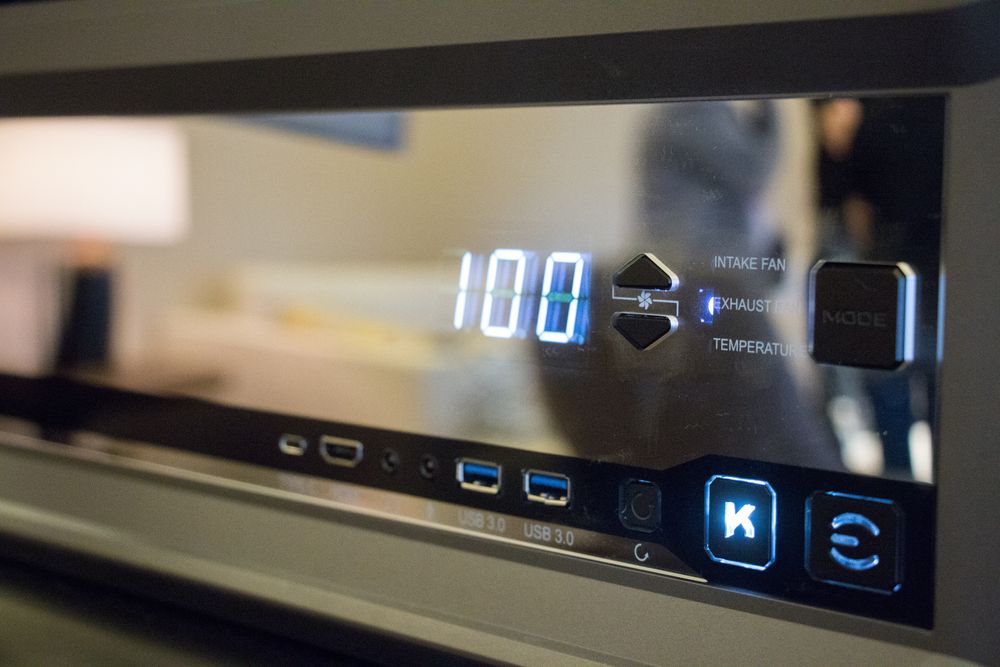 Fra dette panelet på fremsiden kan du justere viftehastigheter, overklokke og sjekke temperaturen. Tilkoblinger for blant annet VR-briller finner du også her.