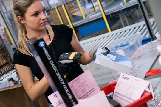 Super-rask: Raminta er en av de mest effektive arbeiderne hos Dustin og sender avgårde pakker i et imponerende tempo.