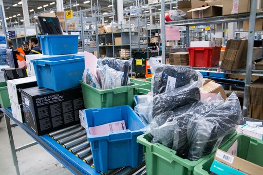 Stor menge: Antallet varer som ankommer lageret er imponerende, men de forsvinner nesten like fort ut igjen.