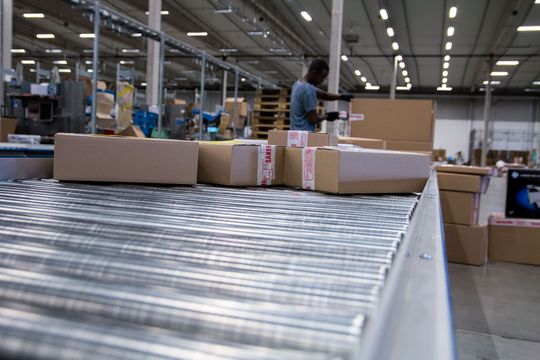 Varer klare til forsending. De havner rett i lastebilen, så fort den er full kjører den avgårde til Brings senter i Oslo.