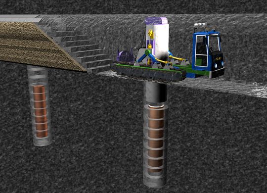 Uranbrenselet legges i rustfrie rør av kobber og støpejern som omsluttes av bentonitt som skal beskytte mot vann og bevegelser i fjellet Tunnelene fylles til slutt helt igjen.