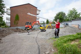 Byggeplassen på Tåsen er landets første byggeplass som kan drive anleggsmaskiner på strøm fra egne solceller.