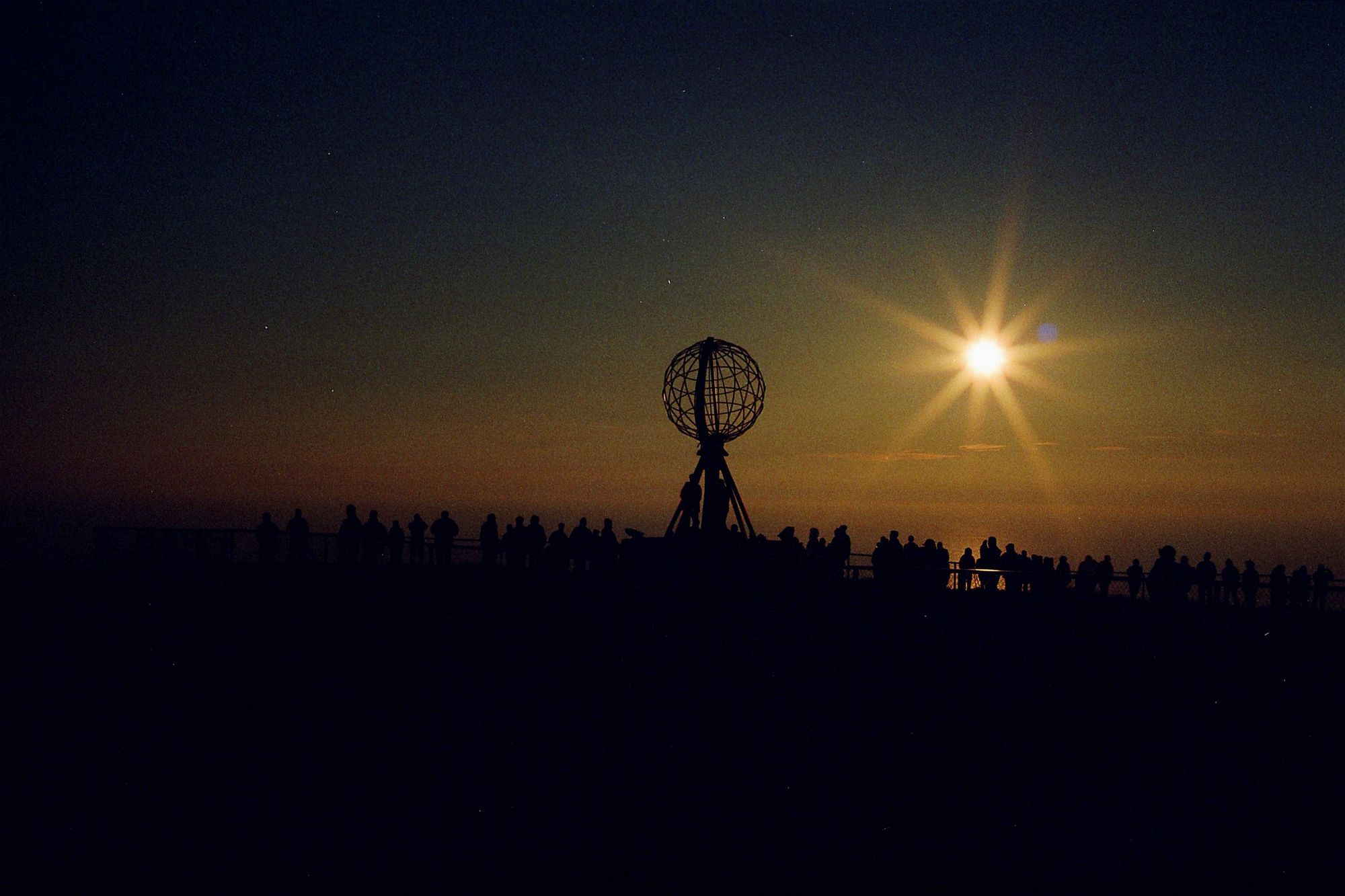 Midnattssol over Nordkapp i Finnmark. Kanskje det var her Bjørnstjerne Bjørnson ble helt målløs av midnattssola.