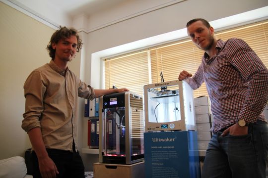 Toppmodeller: Martin Rygh (f.v) ved siden av en 3D-skriver til rundt 30.000 kroner. Den andre, en Ultimaker, koster rundt 10.000 kroner mindre, men skal visstnok være noe av det hvasseste 3D-gutta har vært borti.