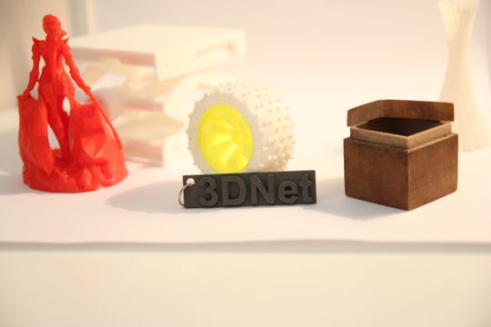 Ulike eksempler på 3D-skrevne objekter. Et hjul til en RC-bil, klart for montering. Det lille skiltet med 3Dnet-logoen er laget med et filament som består av 30 prosent rustfritt stål. Den lille boksen kjennes ut som om den er av tre, og filamentet består da også av 30 prosent trevirke.