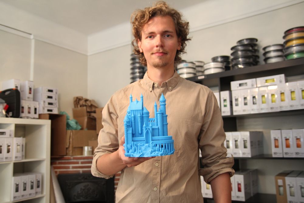 Martin Rygh viser frem et 3D-printet slott som pleier å vekke stor oppmerksomhet hos publikum når de er ute og promoterer 3D-printing.