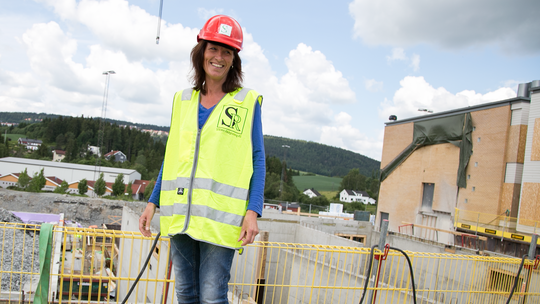 Eva Kihle Hammeren på byggeplassen i Sørum kommune.