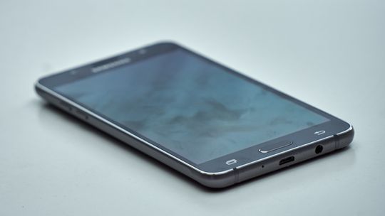 Galaxy J5 er en ganske så lekker telefon.