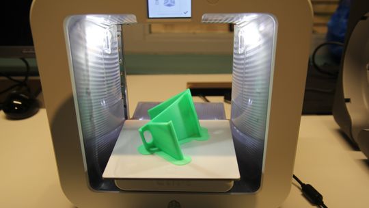Mobilholder printet på en Cube-maskin vi har i redaksjonen. Prosessen tok i overkant av tre timer.