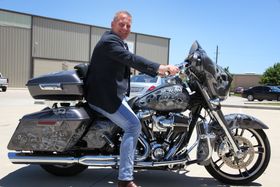 Lidenskap: Roger Antonsens store lidenskap er Harley Davidson-motorsykler. Selv har han spesiallakkert sin med skrekkfigurer.