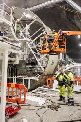 Bakriggen av den første tunnelboremaskinen som skal drive nordover mot Oslo er under montering.