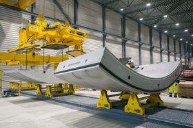 Det er etablert en egen fabrikk på Åsland der betongelementene som skal kle Follobanen produseres.