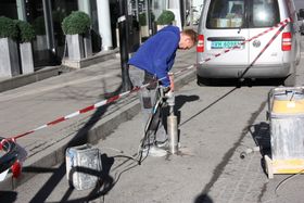 Frest ned i asfalten: Her i Sandvika overvåkes i dag 120 parkeringsplasser via batteridrevne, trådløse, magnetiske sensorer plassert i små bokser og limt fast i asfalten. Foto: Stian Nordnes-Jensen / Q-free