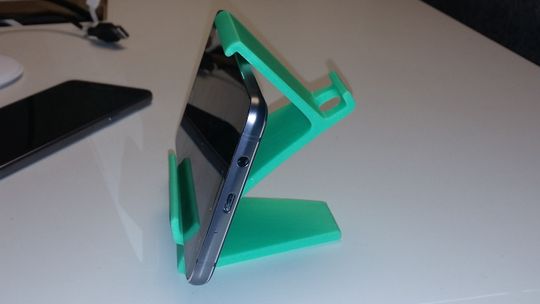 Designet på mobilholderen fant vi på Thingiverse, og det var bare og laste ned fila og justere litt på dimensjoner, materialvalg og kvaliteten, det vil si styrken eller tettheten på oppbygningen. Jo mer solid, dess lengre tid tar det å skrive ut.