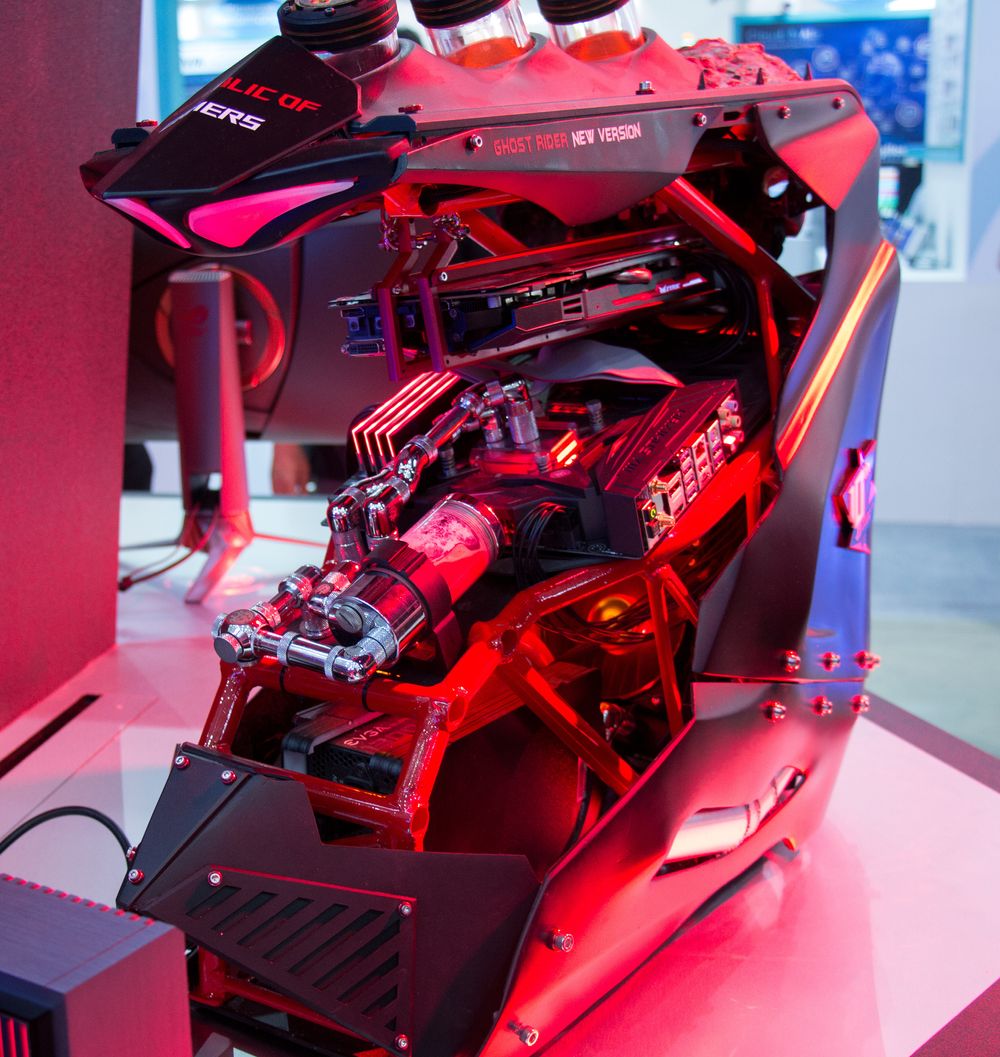 Asus-folkene som mekket dette har nok latt seg inspirere av både Transformers og Predator.