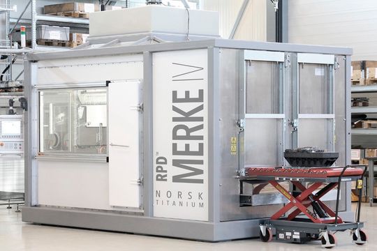 Stort maskineri: Inne i denne boksen, ligger den norskutviklede teknologien som kan bringe en revolusjon til industrier som luftfart og andre som bruker titandeler. Foto: Norsk Titanium