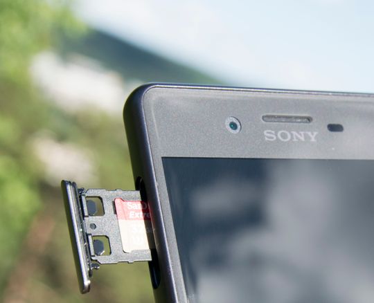 Xperia X Performance er vanntett, men det er knapt synlig på den. SIM-skuffen er tett, men ellers er det ingen luker eller annet plukk som kan falle av her.
