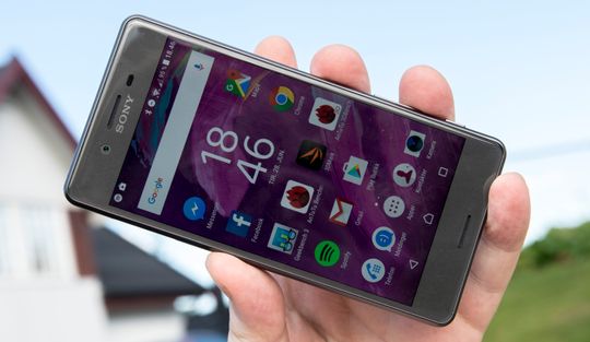 Skjermen har ikke 4K-oppløsning som i Xperia Z5 Premium, men med god lysstyrke og full-HD-oppløsning er det fortsatt snakk om en god skjerm å bruke.