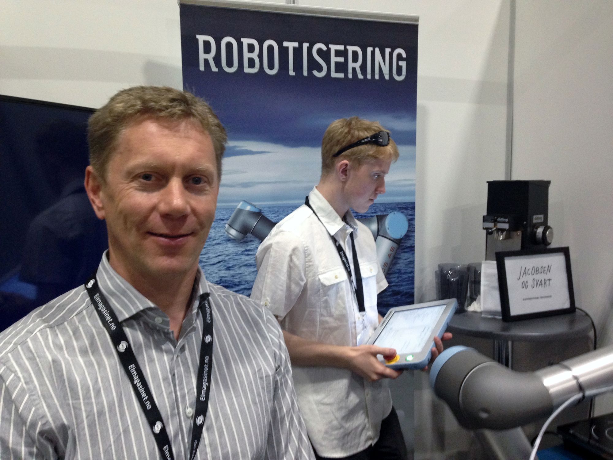 Frode Mastad er salgs- og markedssjef i APS Robotics AS. I bakgrunnen står student Andreas Døvle Ervik.