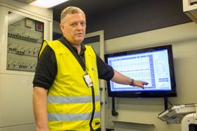 Seksjonsleder for infrastrukturvedlikehold i Jernbaneverket, Geir Harald Ingvaldsen forklarer hva målevognen måler langs det norske jernbanenettet.